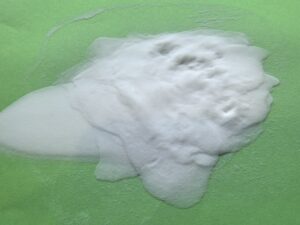 Các vi cầu thủy tinh rỗng được thêm vào phao câu cá để giảm trọng lượng.